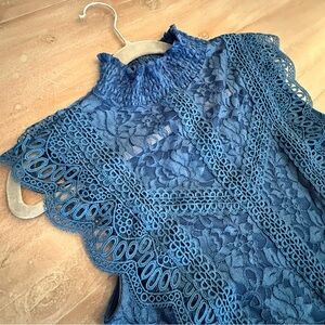 Cable & Gauge navy blue sleeveless lace overlay blouse NWT Women’s Medium